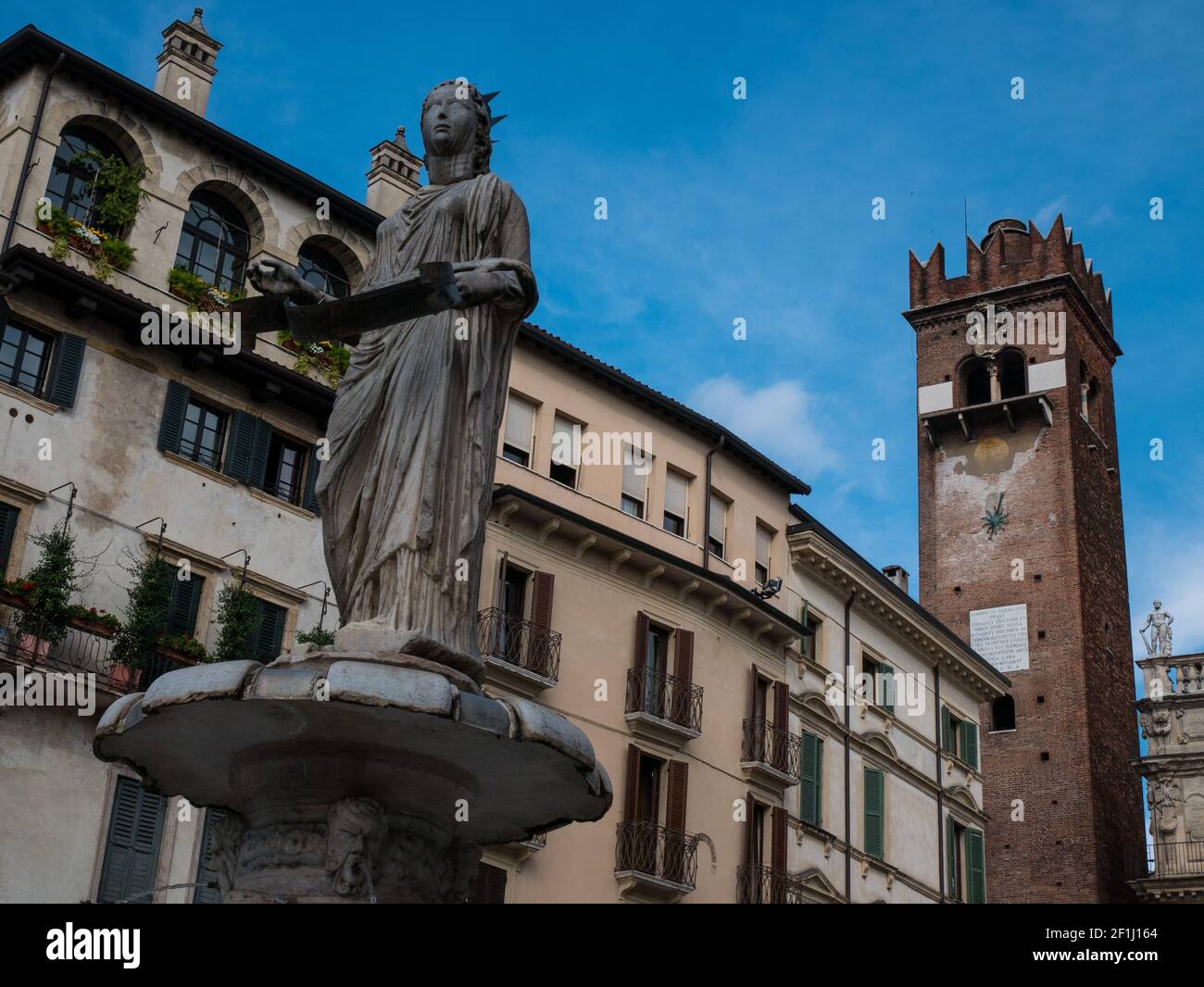 Fuente de la Virgen en Piazza delle erbe en Verona, ciudad de amor y romance ideal para parejas Foto de stock