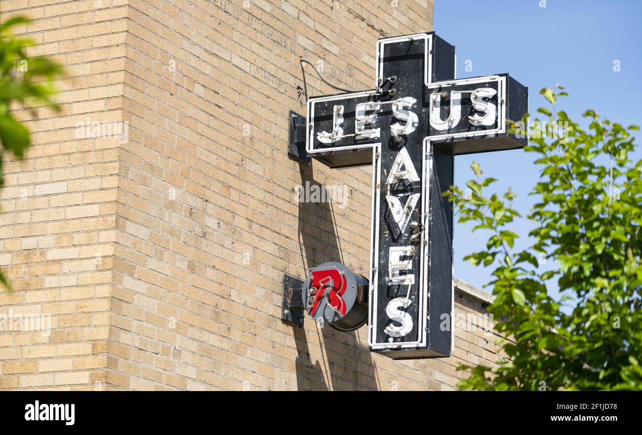 Neon Jesús salva signo Brick Wall Iglesia exterior Fotografía de stock -  Alamy