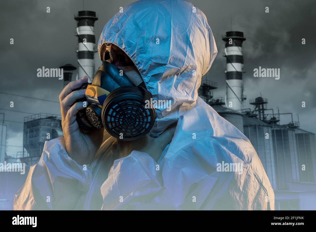 Desastre nuclear, nombre con máscara y protección contra la radiación de la  explosión de una central nuclear Fotografía de stock - Alamy