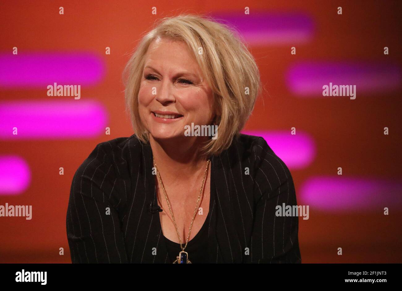 Foto de archivo fechada el 16/1/20200 de Jennifer Saunders que dice que se sintió fuera de su zona de confort cantando ópera para Comic Relief porque su audición está "gradualmente fallando". La estrella de la comedia, 62, está cantando ópera en vivo en el teletón de este año, con la ayuda de la Iglesia Charlotte y la Ópera Nacional Inglesa (ENO). Fecha de emisión: Martes 9 de marzo de 2021. Foto de stock