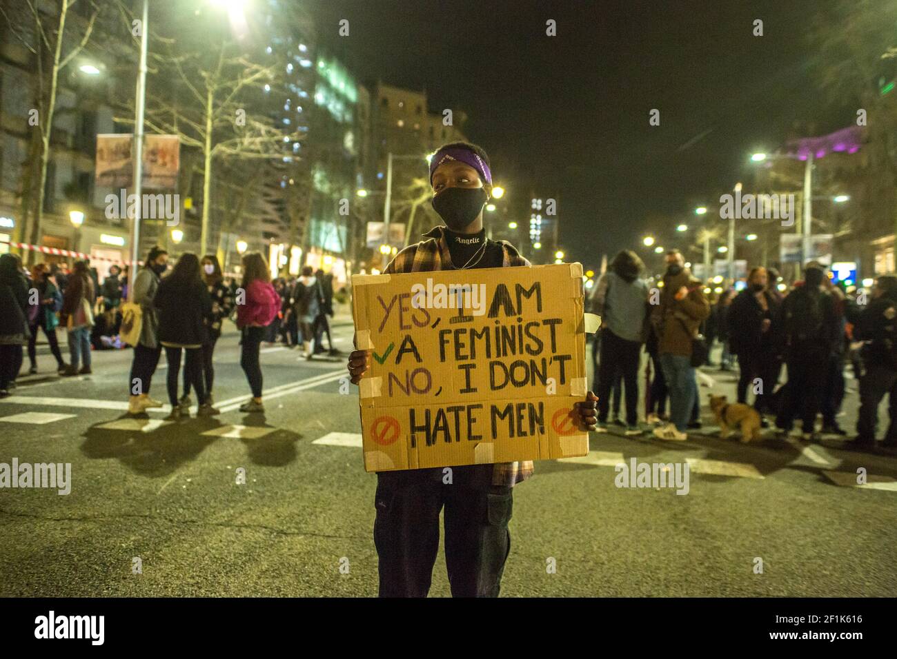 Barcelona, Cataluña, España. 8th de marzo de 2021. Protester se ve con  cartel que dice, sí soy feminista. No, no odio a los hombres.la huelga  general del 8 de marzo, día Internacional