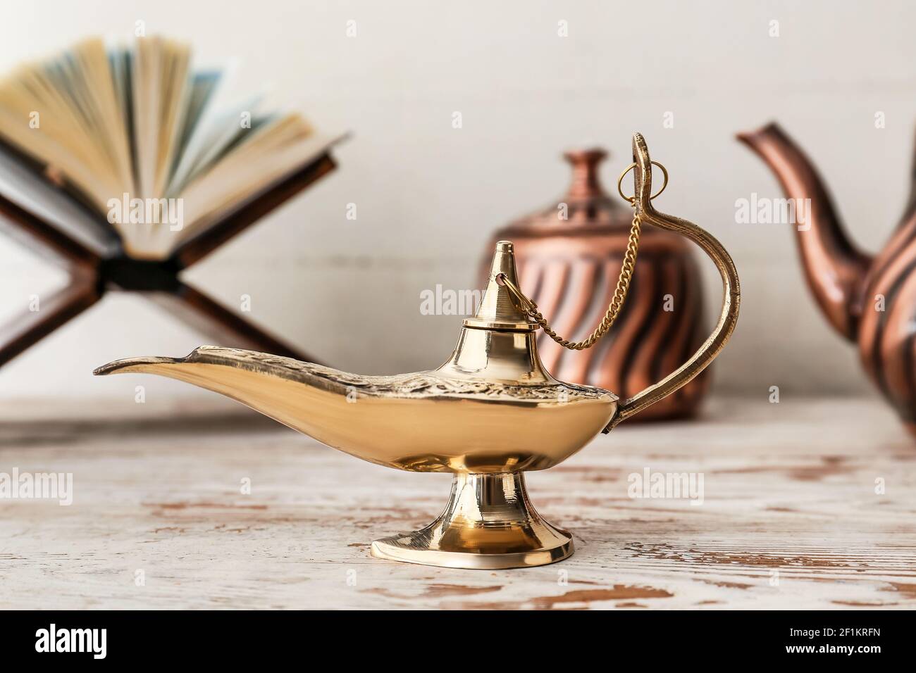 Aladdin lámpara de deseos en la mesa de luz Fotografía de stock - Alamy