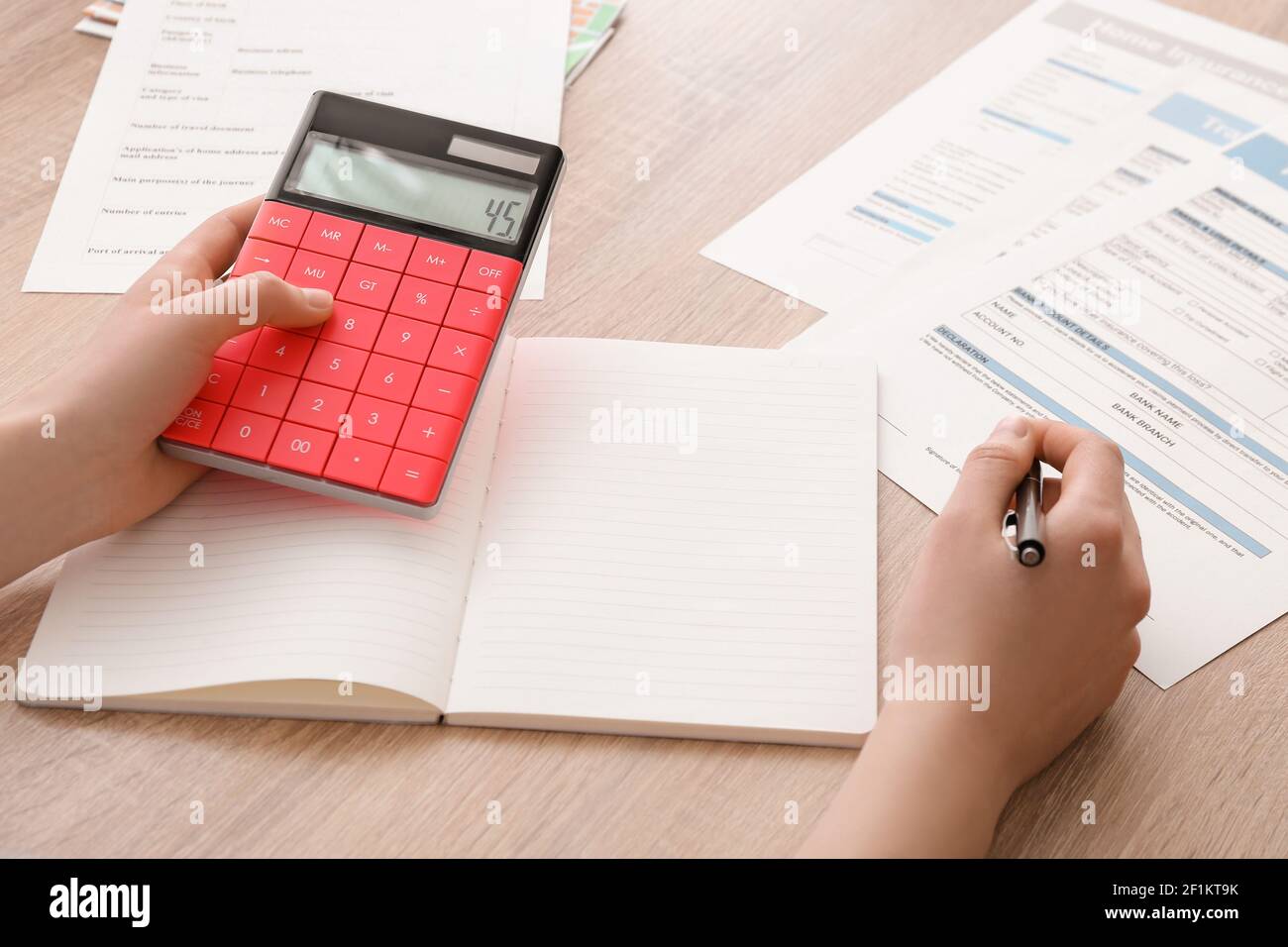 Mujer con calculadora contando los gastos de viaje antes del viaje  Fotografía de stock - Alamy