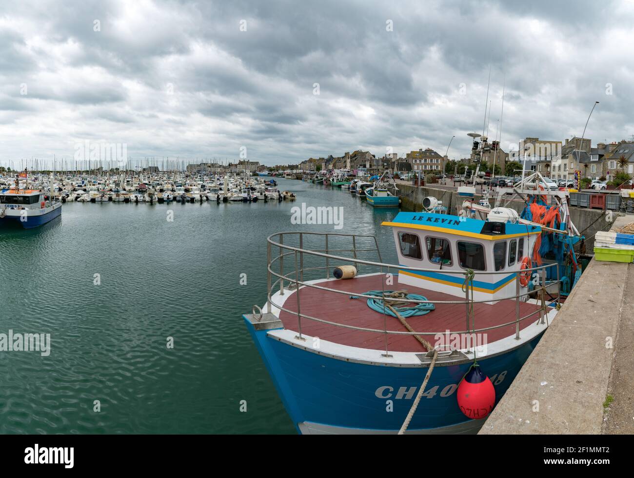 Barcos de pesca y puerto deportivo en el puerto de Saint Vaast la Hougue en Normandía Foto de stock