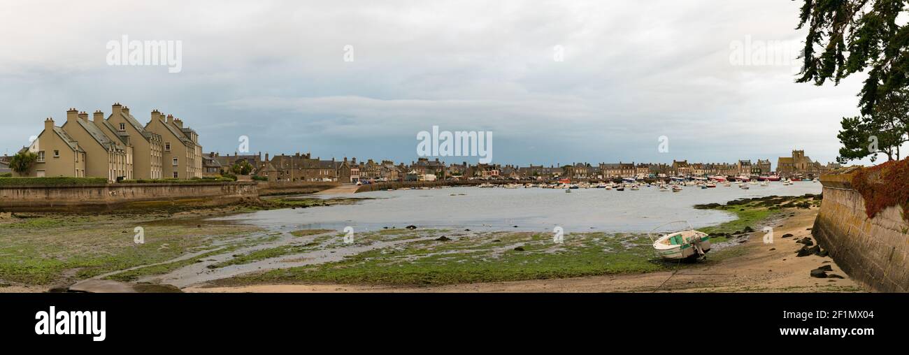 Vista panorámica de Barfleur y el puerto en marea baja por la noche Foto de stock