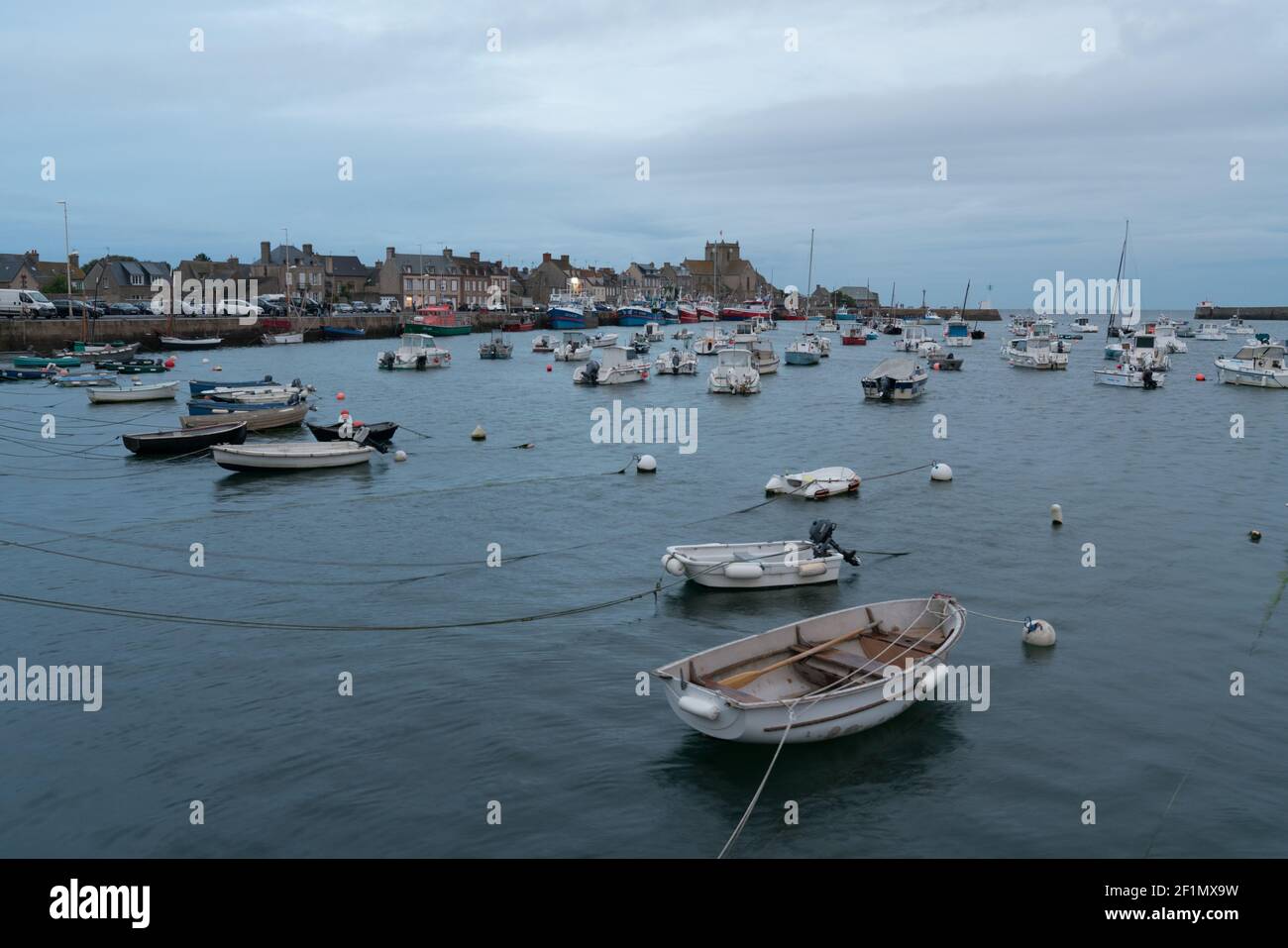 Vista de Barfleur y el puerto en la marea baja la noche Foto de stock