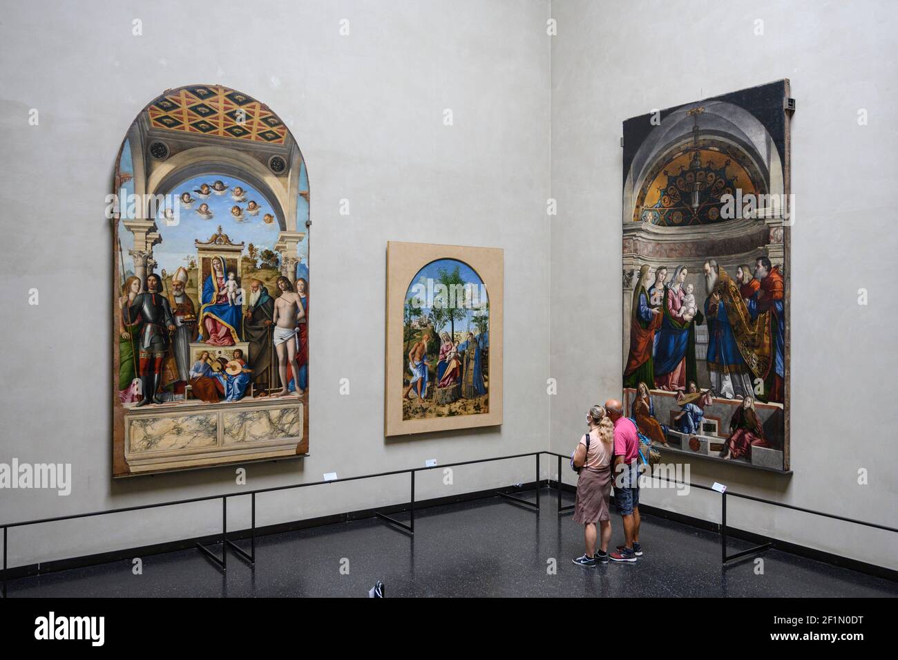 Venecia. Italia. Galería de la Accademia (Gallerie dell'Accademia), los visitantes que miran 16th C pinturas venecianas. (L-R, cima da Conegliano, cima da Coneglian Foto de stock