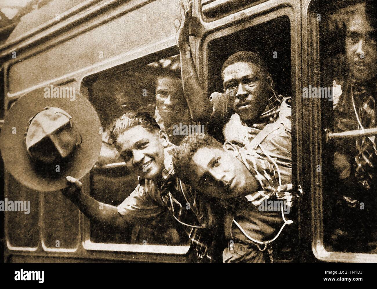 Una imagen de 1933 de niños exploradores de Ceilán (ahora Sri Lanka) visto en un tren en su camino a la 4th jamboree en Godollo, Hungría. El Jamboree Scout Mundial 4th ( 1933) fue una reunión de Boy Scouts de 46 países diferentes, celebrada del 2 al 13 de agosto de 1933 y a la que asistieron Baden Powell y 25.792 Scouts . Acamparon alrededor del Palacio Real en el Bosque Real de Gödöllő, a unos 11 kilómetros (18 millas) de la capital de Budapest. Foto de stock