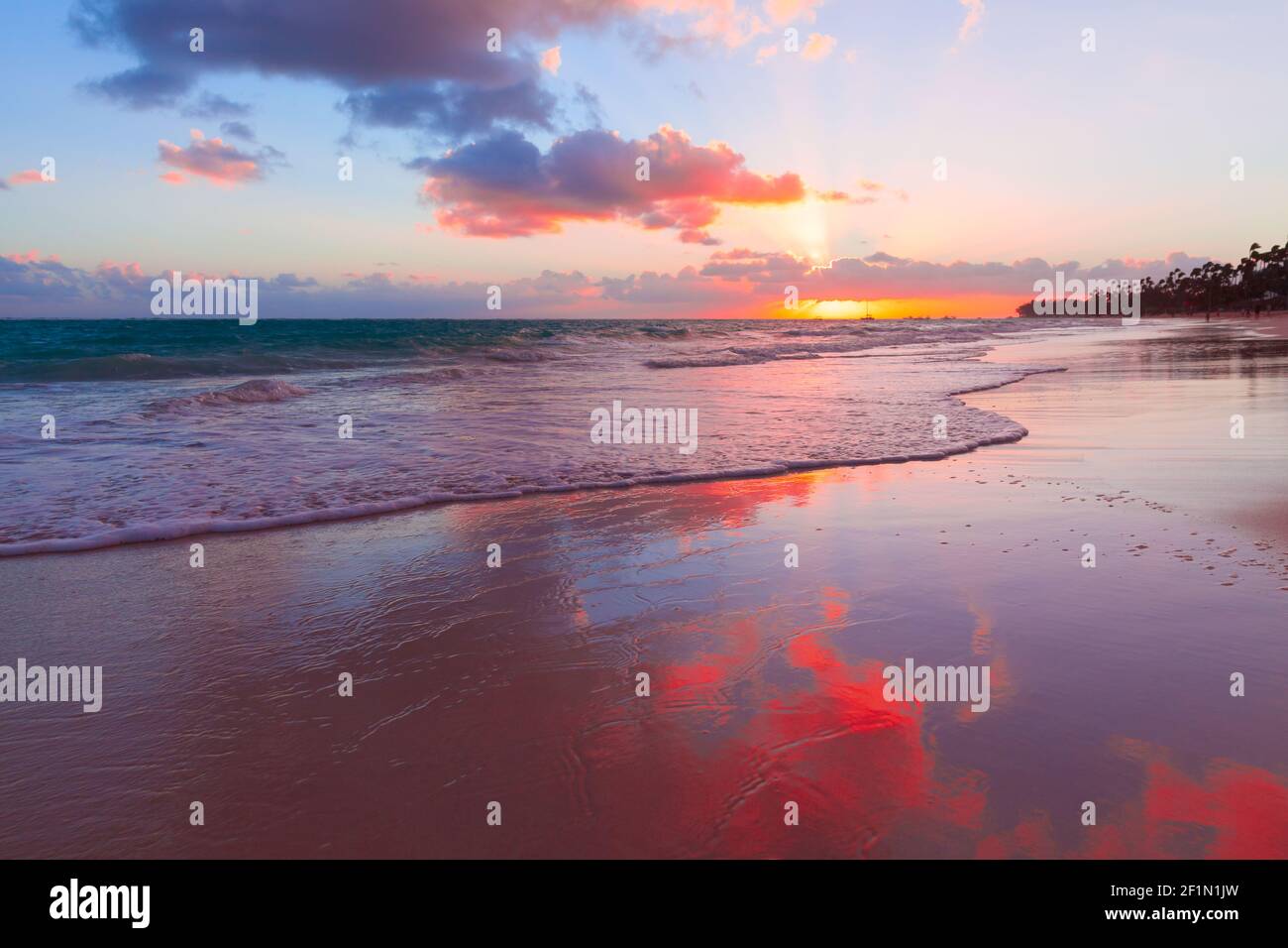 Colorido cielo del amanecer sobre la costa del Océano Atlántico, Playa Bávaro, Punta Cana. República Dominicana Foto de stock