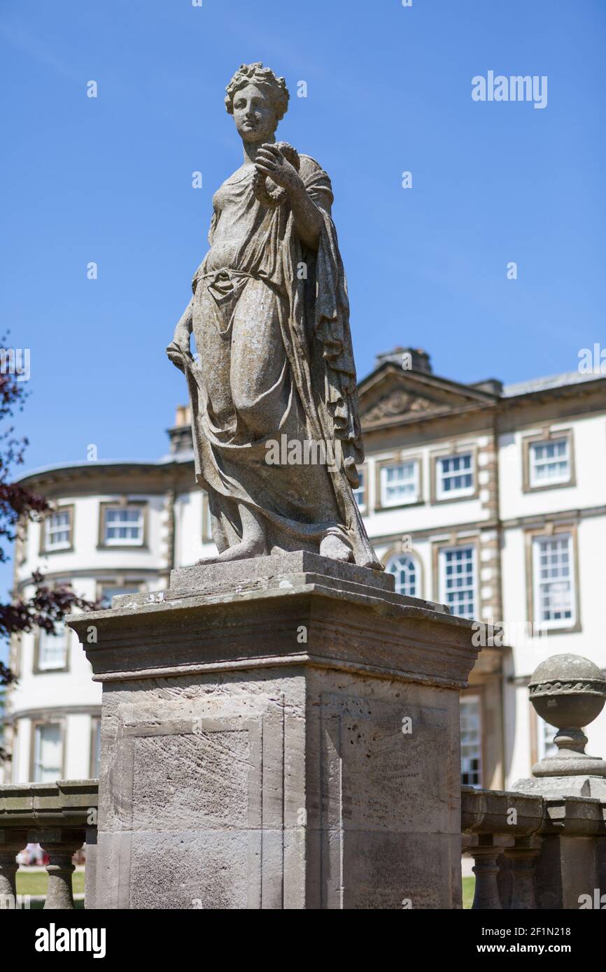 Escultura de estilo clásico de una figura femenina en los terrenos de Sewerby Hall cerca de Bridlington, East Yorkshire Foto de stock