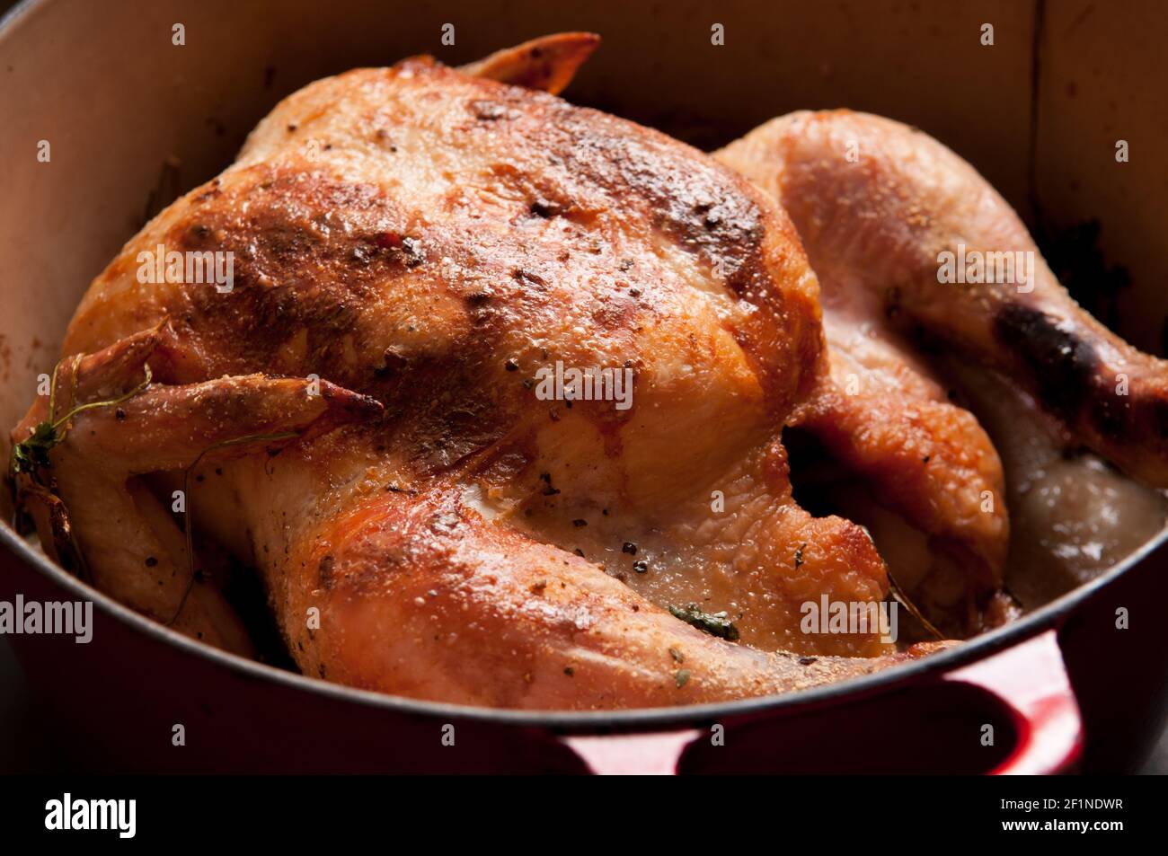 pollo entero asado en limoncillo y leche de coco, horno holandés Fotografía  de stock - Alamy