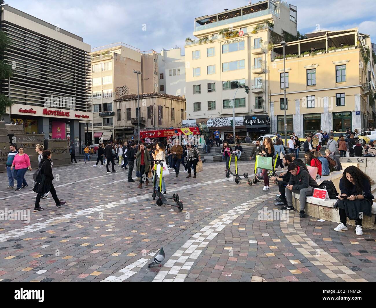 E-Scooters en el centro de la ciudad de Atenas. Con gente usando y caminando Foto de stock