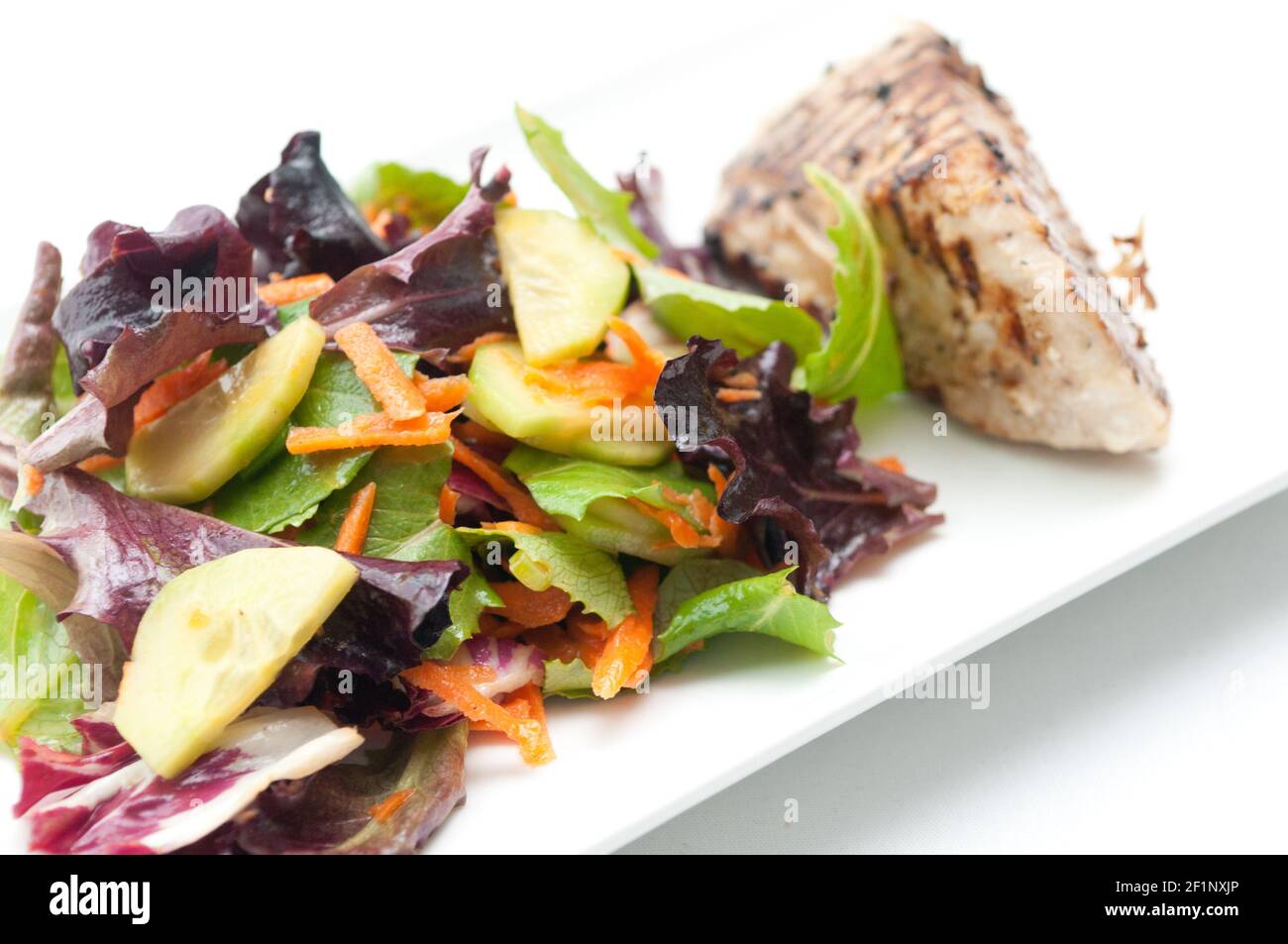 filete de atún albacora a la parrilla con ensalada salteada zanahorias  ralladas Fotografía de stock - Alamy