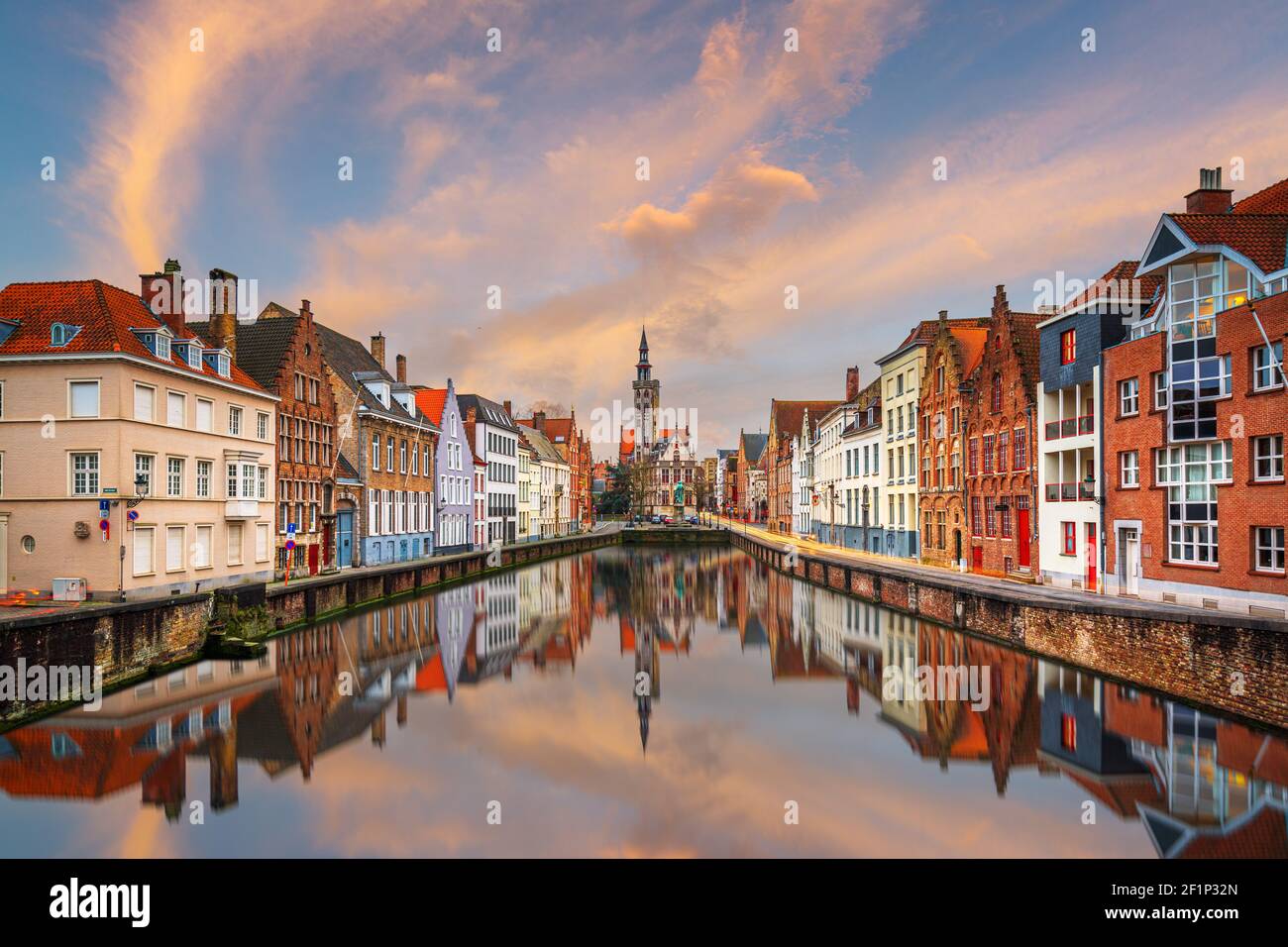 Brujas, Bélgica, canales históricos al atardecer. Foto de stock