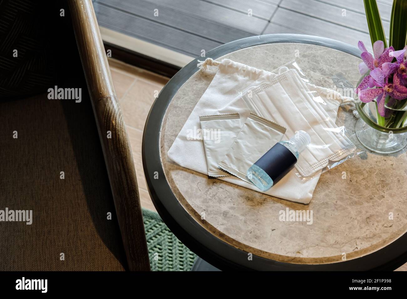 Hotel, Resort, hospitalidad y Viajes Seguro Kit de viaje para la higiene  personal Anti-covid 19 colocado en una mesa de café. Bolsa de algodón  natural, toallitas de alcohol Fotografía de stock -