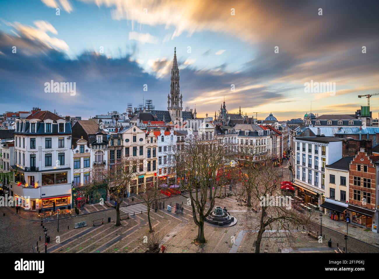 Bruselas, Bélgica plaza y horizonte con la torre del Ayuntamiento al atardecer. Foto de stock