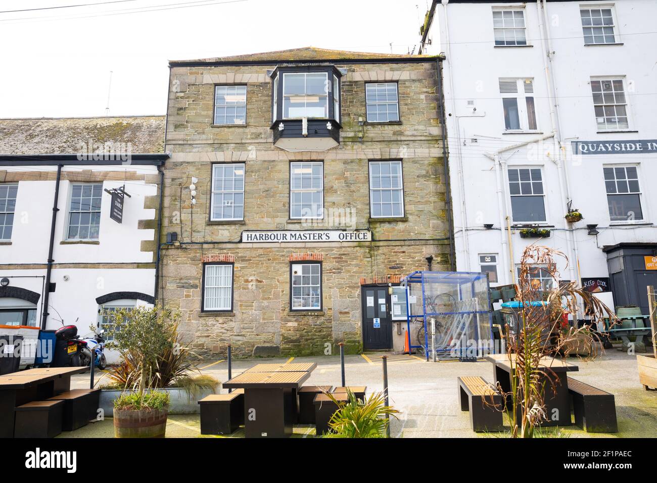 Falmouth,Cornwall,Reino Unido,9th de marzo de 2021,Falmouth desierto durante Lockdown. Las tiendas no esenciales permanecen cerradas, pero a la gente se le permite conocer a otra persona al aire libre, así que la gente estaba sentada en los bancos en el frente del puerto aprovechando al máximo el nuevo mapa de carreteras de Boris.Credit Keith Larby/Alamy Live News Foto de stock