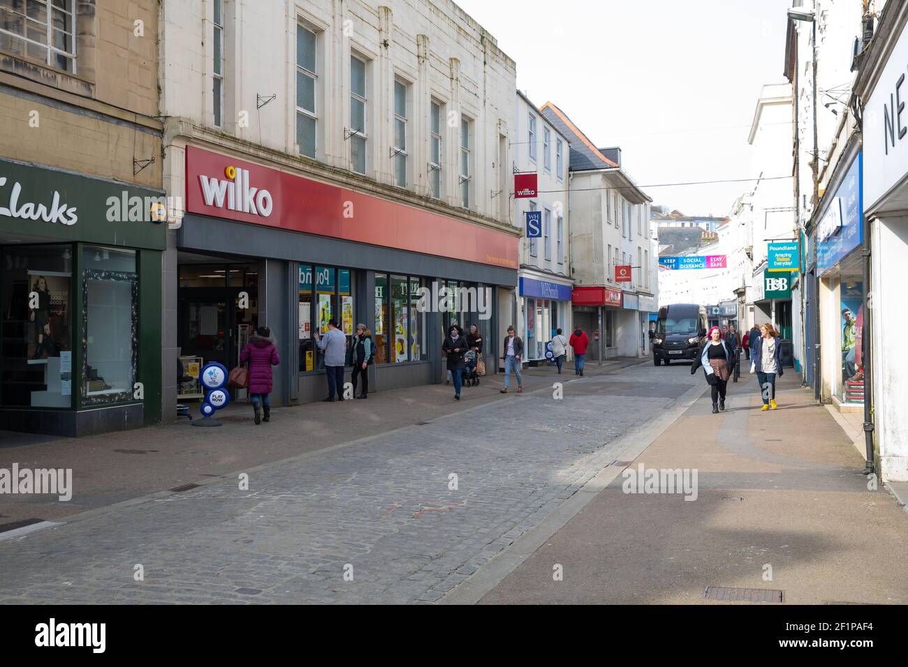 Falmouth,Cornwall,Reino Unido,9th de marzo de 2021,Falmouth desierto durante Lockdown. Las tiendas no esenciales permanecen cerradas, pero a la gente se le permite conocer a otra persona al aire libre, así que la gente estaba sentada en los bancos en el frente del puerto aprovechando al máximo el nuevo mapa de carreteras de Boris.Credit Keith Larby/Alamy Live News Foto de stock