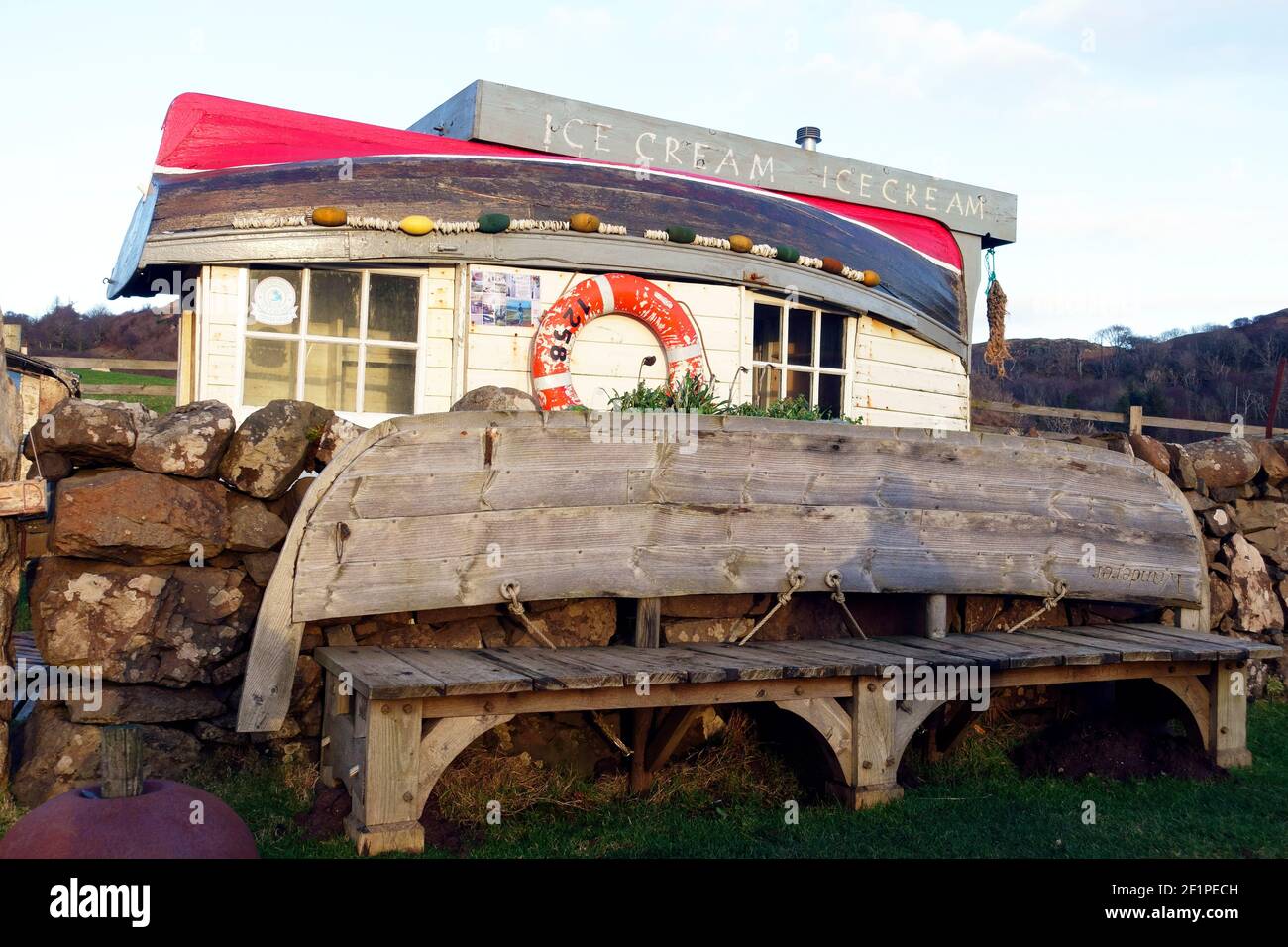 Choza de helado con techo de barco en la bahía de Calgary, Isla de Mull, Escocia Foto de stock