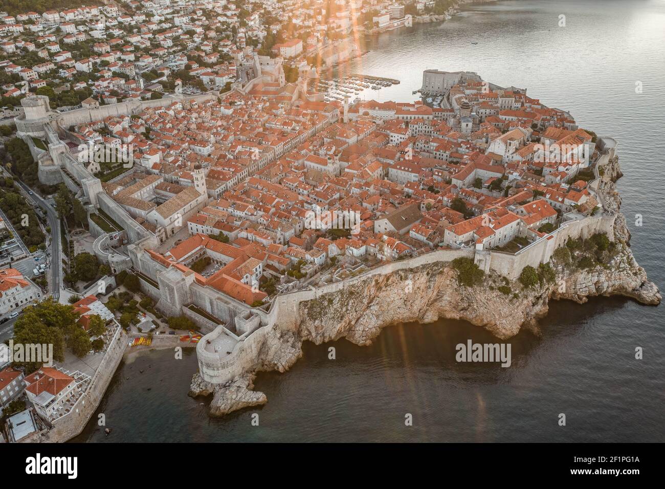 Avión de drones tirado de la muralla de la ciudad de Dubronik por el mar Adriático En Croacia amanecer de verano Foto de stock