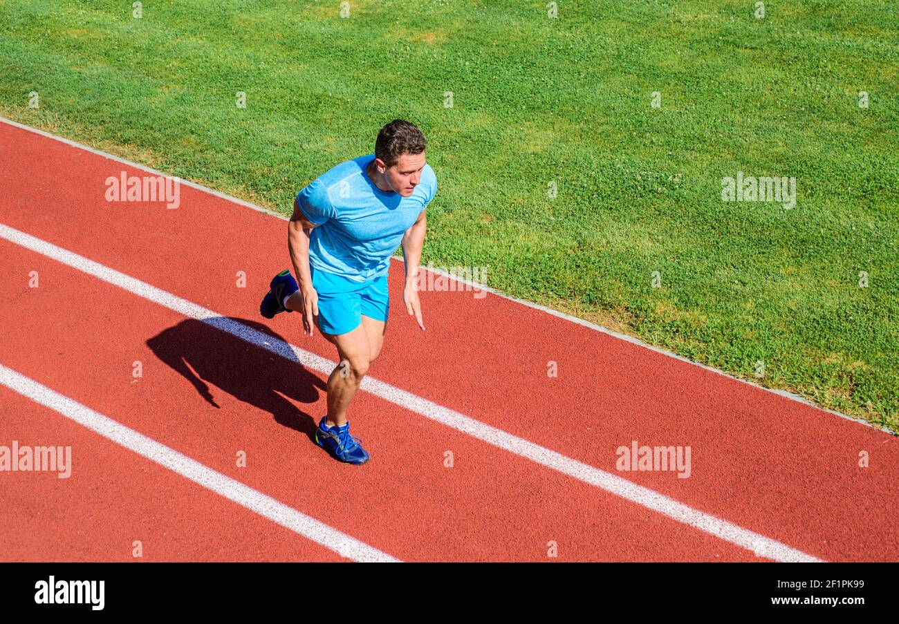 Hombre atleta correr para lograr un gran resultado. Guía de entrenamiento  de velocidad. Atleta corredor forma deportiva en movimiento. Formas de  mejorar la velocidad de funcionamiento. Formas sencillas de mejorar la  velocidad