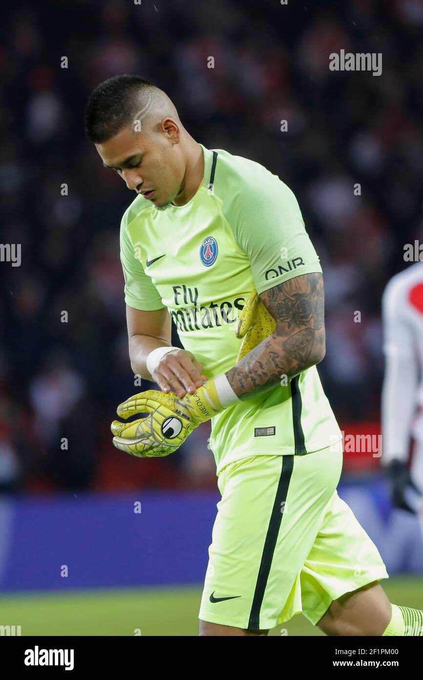 Alphonse areola (PSG) lo puso guantes durante el partido de fútbol Liga 1  del Campeonato Francés entre Paris Saint-Germain y COMO Mónaco el 29 de  enero de 2017 en el estadio Parc