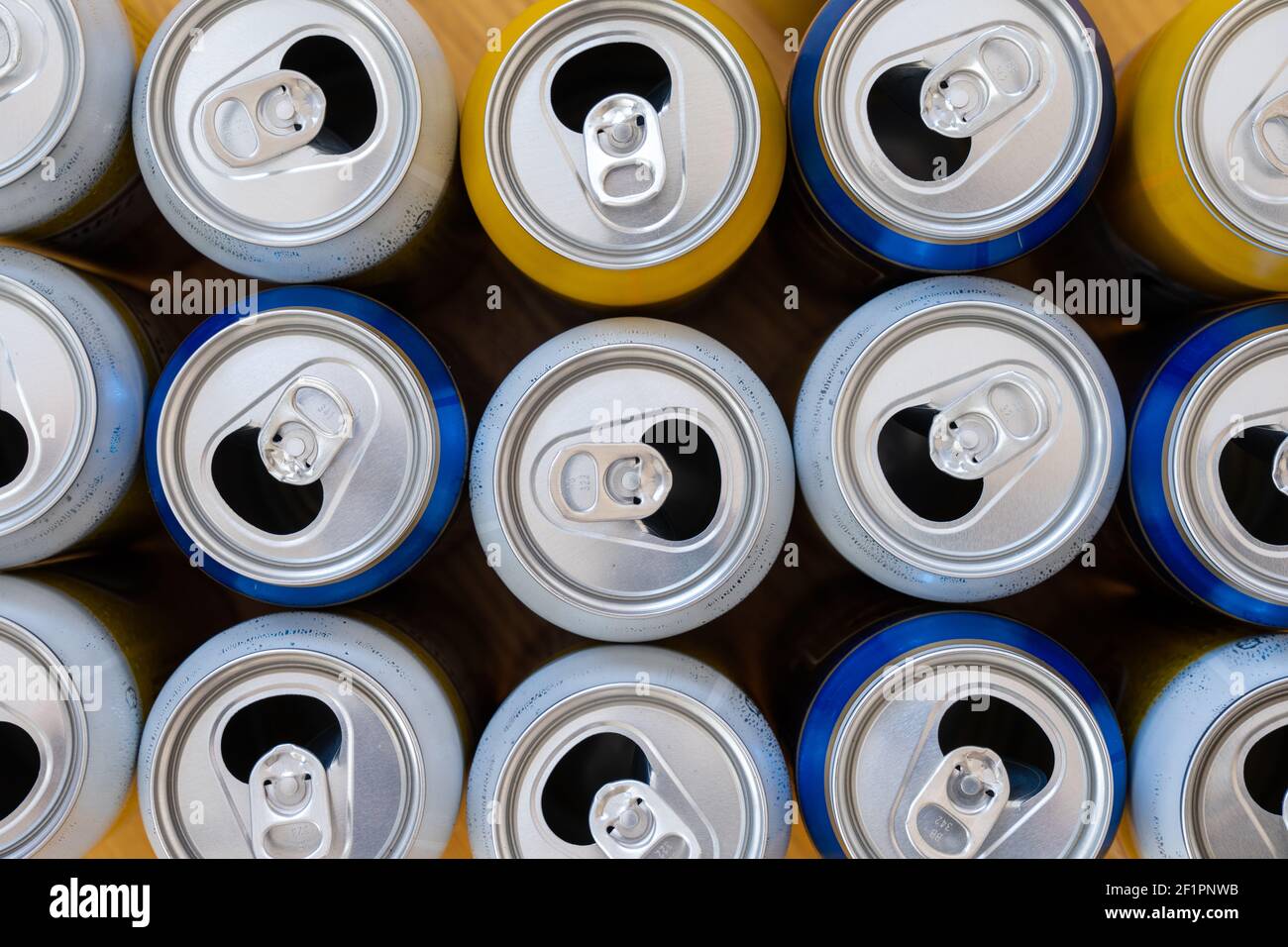 Vista de arriba hacia abajo de muchas latas de cerveza de diferentes colores Foto de stock