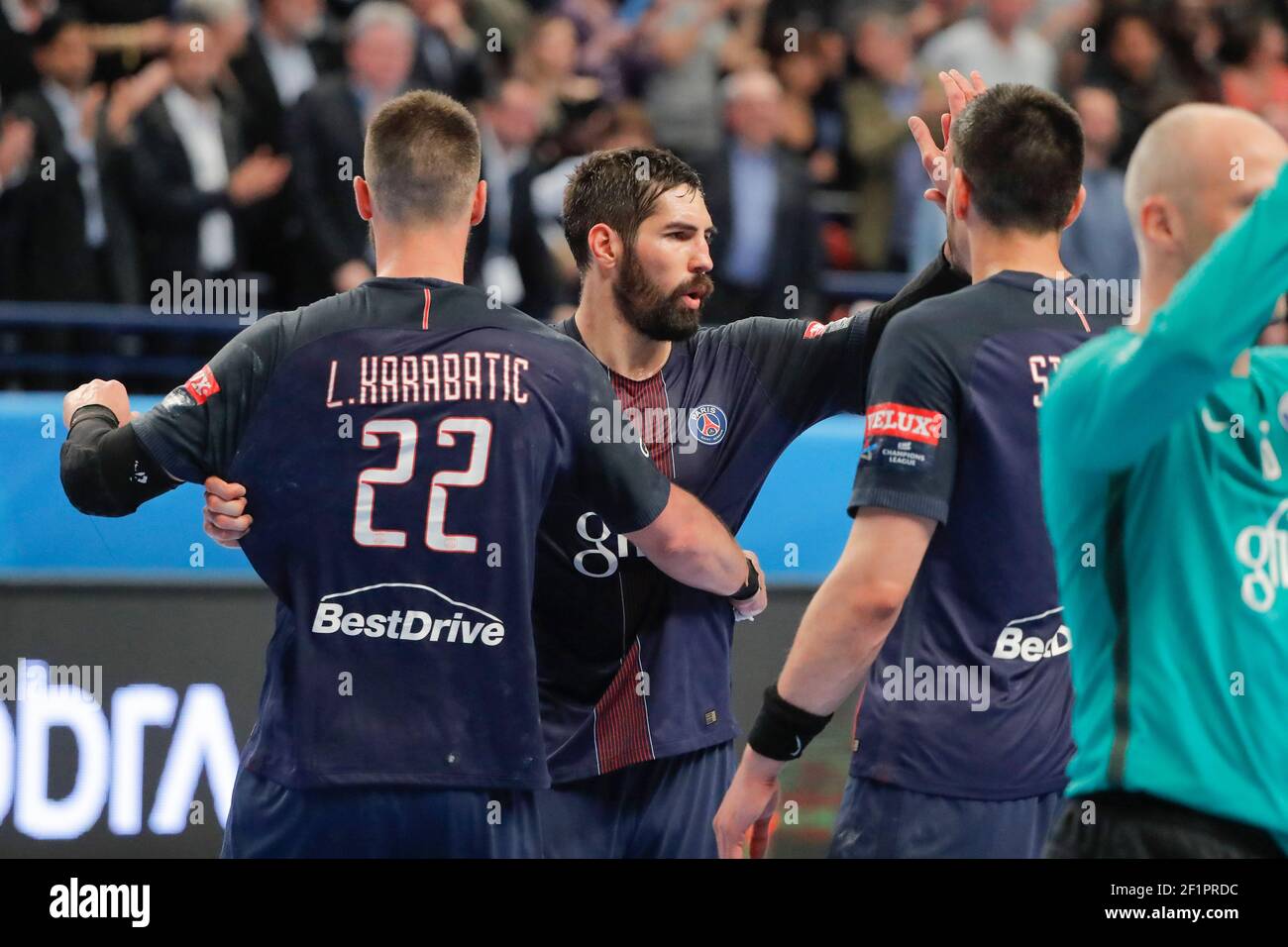 Nikola Karabatic (PSG Hanball), Luka Karabatic (PSG handball), Luka  Stepancic (PSG Hanball) se apilaron durante la Liga de Campeones de la EHF,  ronda de 8, partido de balonmano de 2nd patas entre