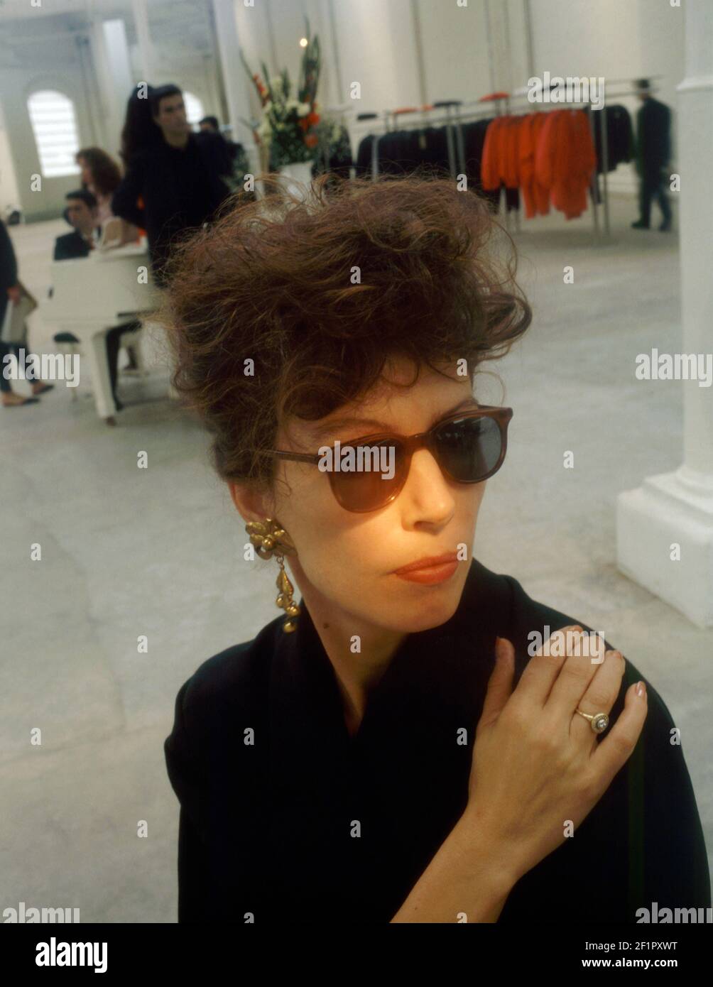 Retrato de la diseñadora de moda inglesa y activista política Katharine Hamnet alrededor de 1986 Foto de stock