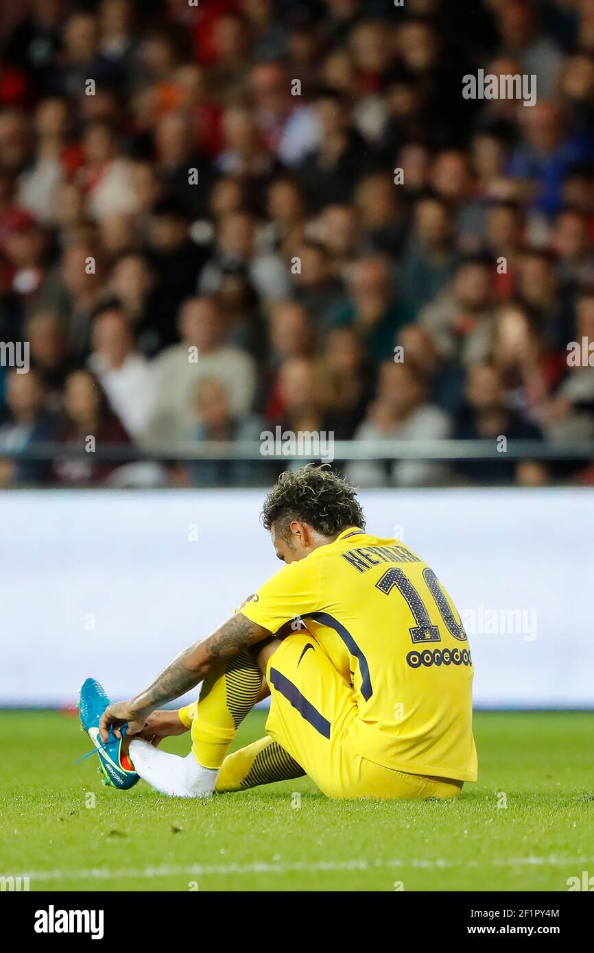 Neymar da Silva Santos Junior - Neymar Jr (PSG) en el suelo para llevarlo dejó zapatillas de fútbol el campeonato francés L1 partido de fútbol entre EA Guingamp v Paris Saint-Germain,