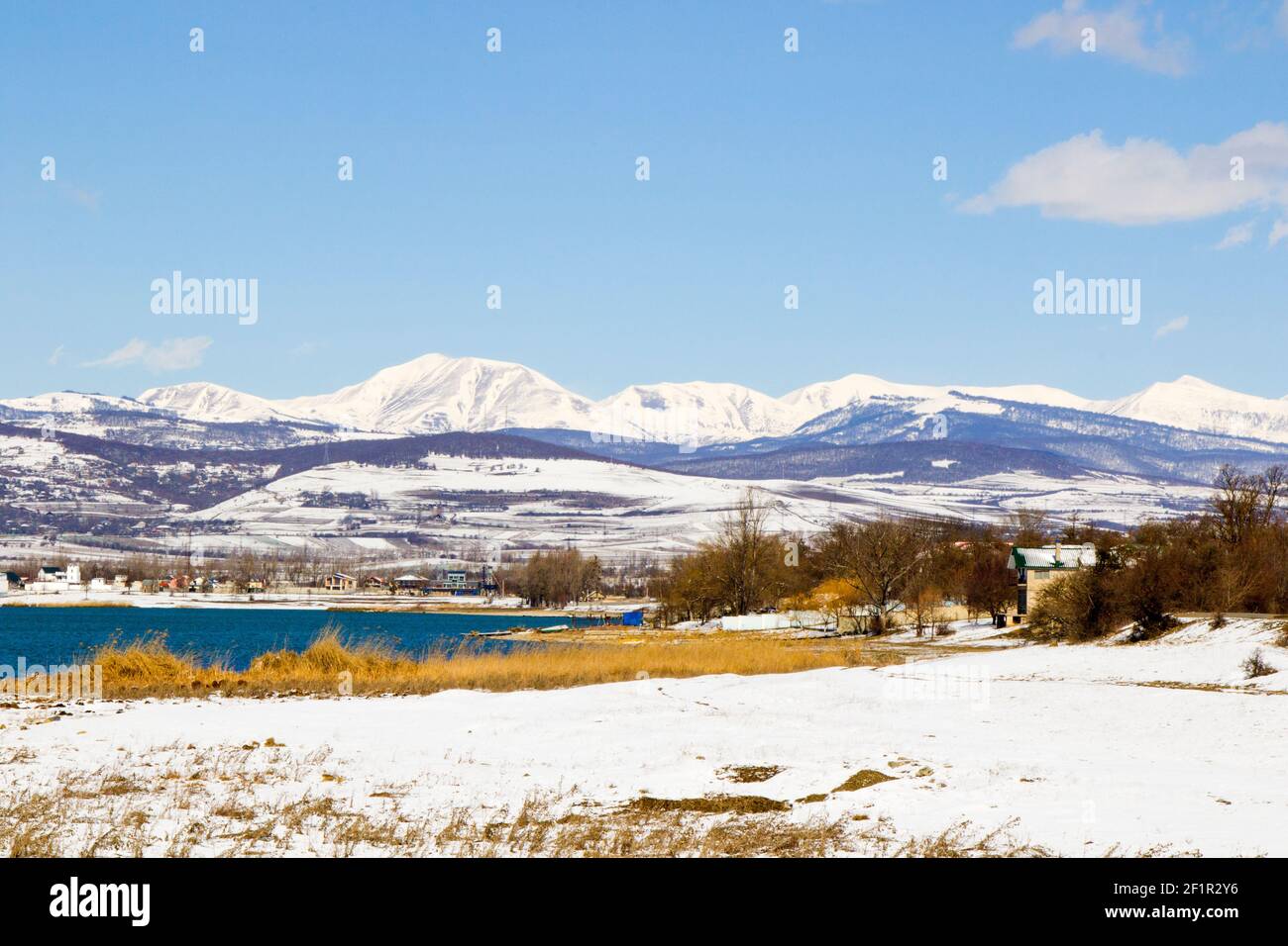 Paisaje y vista invernal, luz del sol y nieve en Georgia, paisaje de montaña Foto de stock