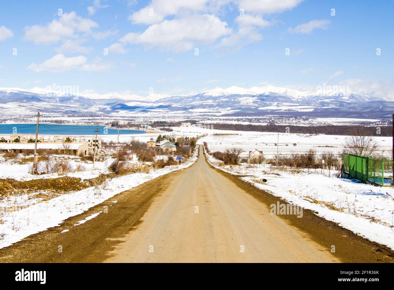 Paisaje y vista de carreteras y carreteras, nieve de invierno y luz solar en Georgia Foto de stock