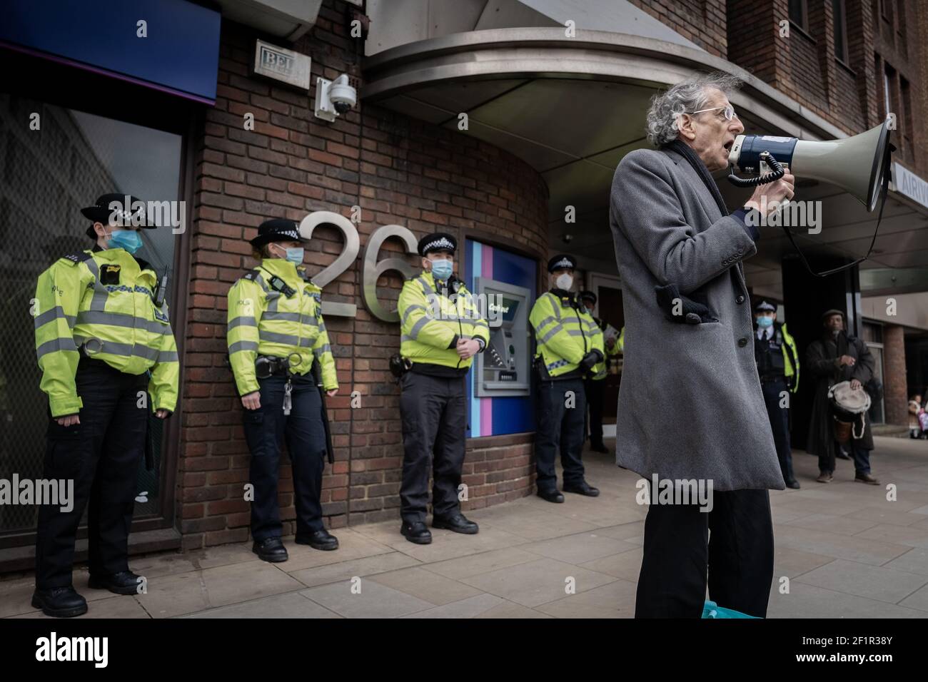 Coronavirus: Piers Corbyn asiste a un intento de anti-bloqueo de 20-30 manifestantes en Richmond Green en el sureste de Londres, Reino Unido. Foto de stock