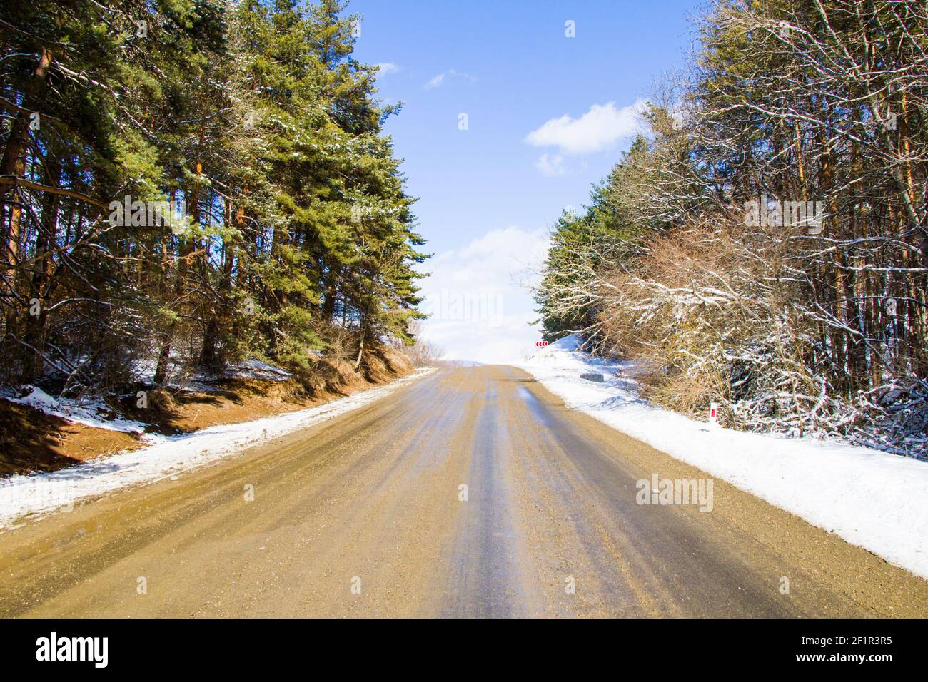 Paisaje y vista de carreteras y carreteras, nieve de invierno y luz solar en Georgia Foto de stock