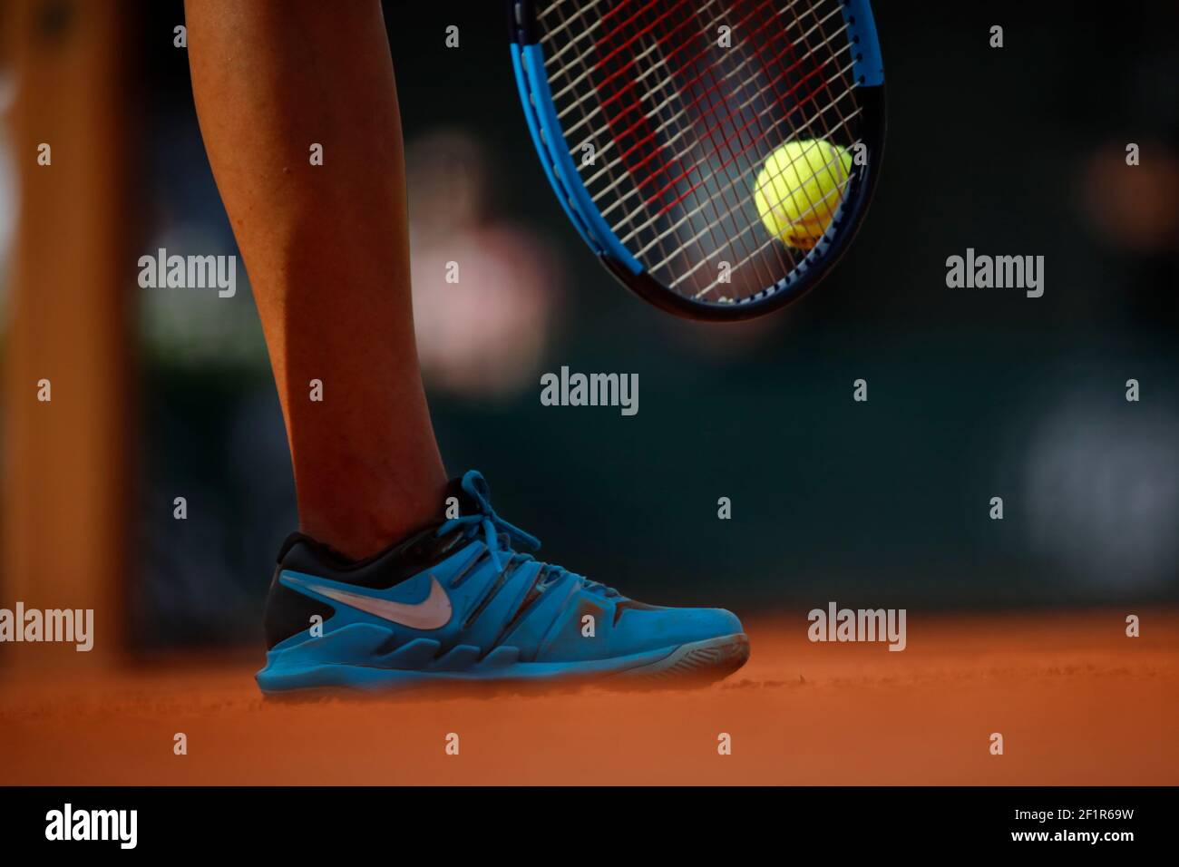 Ilustración de zapatillas Nike, raqueta Wilson y pelota de tenis de Madison  KEYS (EE.UU.) en servicio durante el Abierto de Tenis Francés Roland Garros  2018, día 12, el 7 de junio de