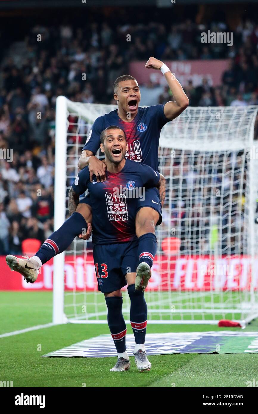 Kylian Mbappe Lottin (PSG) reaccionó, celebración, después de marcar su  tercer gol, celebración, con Daniel Alves da Silva (PSG) durante el  campeonato francés L1 partido de fútbol entre París Saint-Germain y COMO