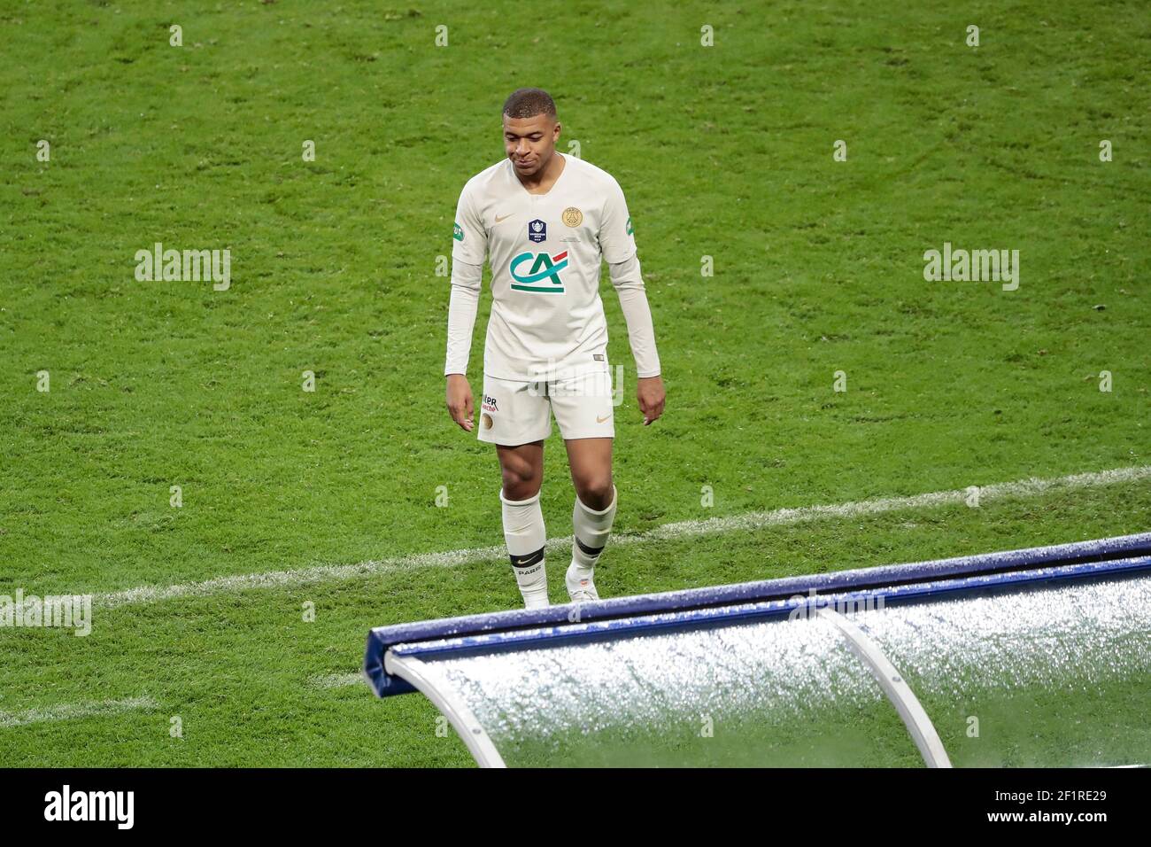 Kylian Mbappe (PSG) recibió una carta roja y salió del juego después de  lanzar Damien DA SILVA (Stade Rennais Football Club) con sus zapatillas  durante la Copa Francesa, final partido de fútbol