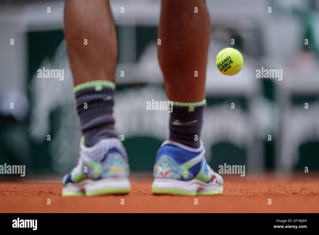 Rafael NADAL (ESP) zapatos con la pelota de tenis Roland Garros 2018  durante el Roland-Garros 2019, Grand Slam Tennis Tournament, sorteo final  masculino el 9 de junio de 2019 en el estadio