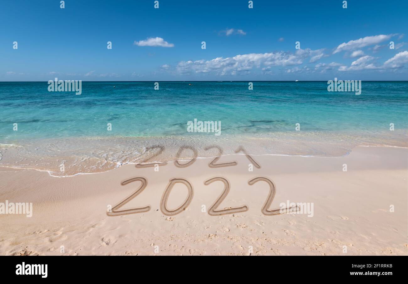 Año Nuevo 2022 en la playa. Foto de stock