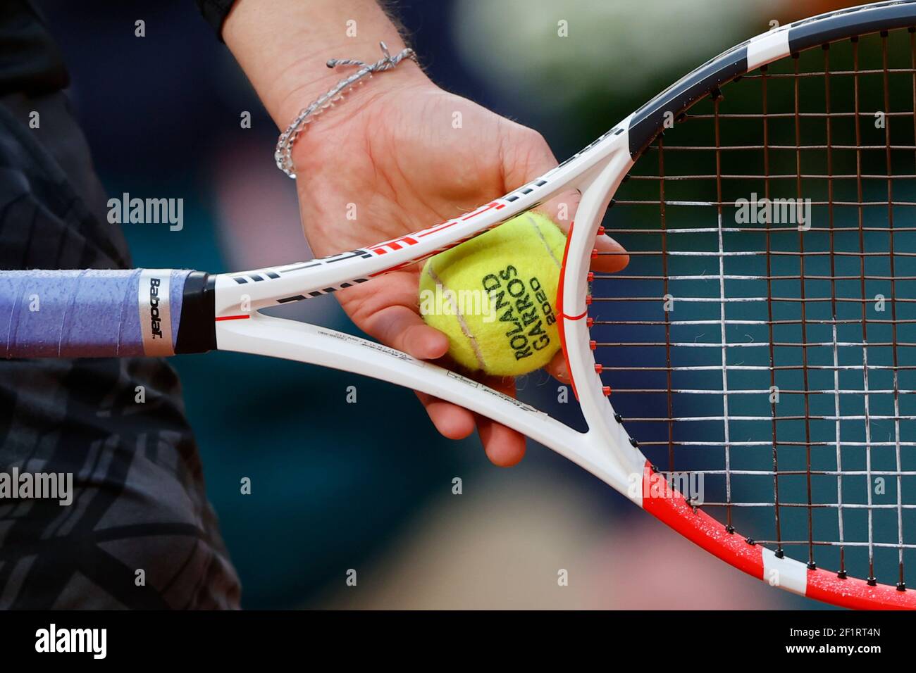 Raqueta de tenis e ilustración oficial de pelota de tenis de Dominic THIEM  (AUT) durante el Roland Garros 2020, Grand Slam torneo de tenis, el 6 de  octubre de 2020 en el