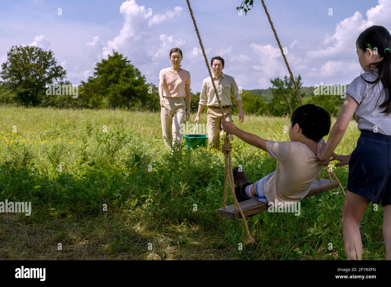 YERI HAN, STEVEN YEUN, ALAN S. KIM, NOEL CHO, MINARI, 2020, ©MELISSA LUKENBAUGH/PLAN BA24 Foto de stock
