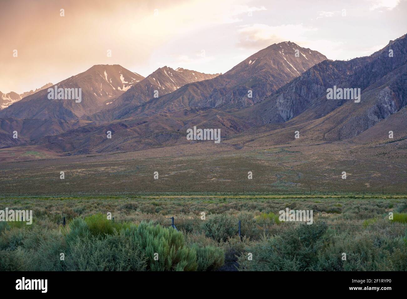Cordillera con puesta de sol de colores nublados, este Sierra Nevada Montañas Foto de stock