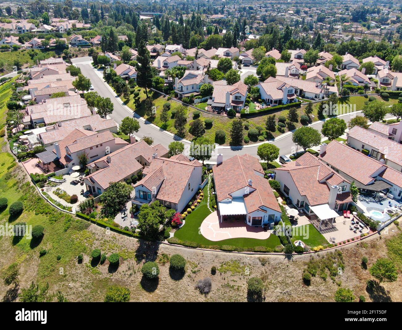Vista aérea del barrio residencial en el valle verde Foto de stock