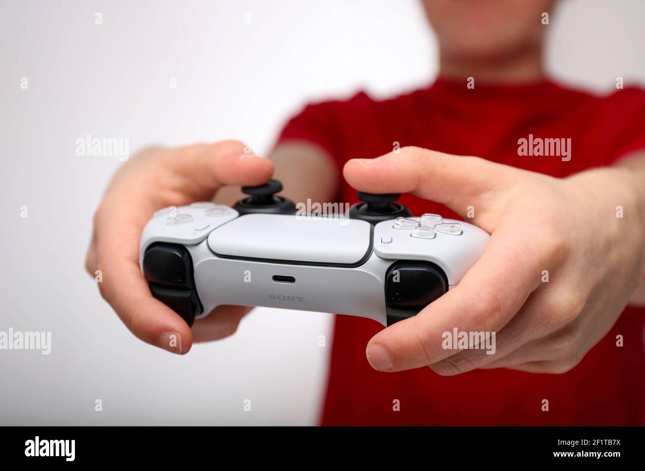 Adolescente jugando en una PlayStation 5 o PS5 Foto de stock