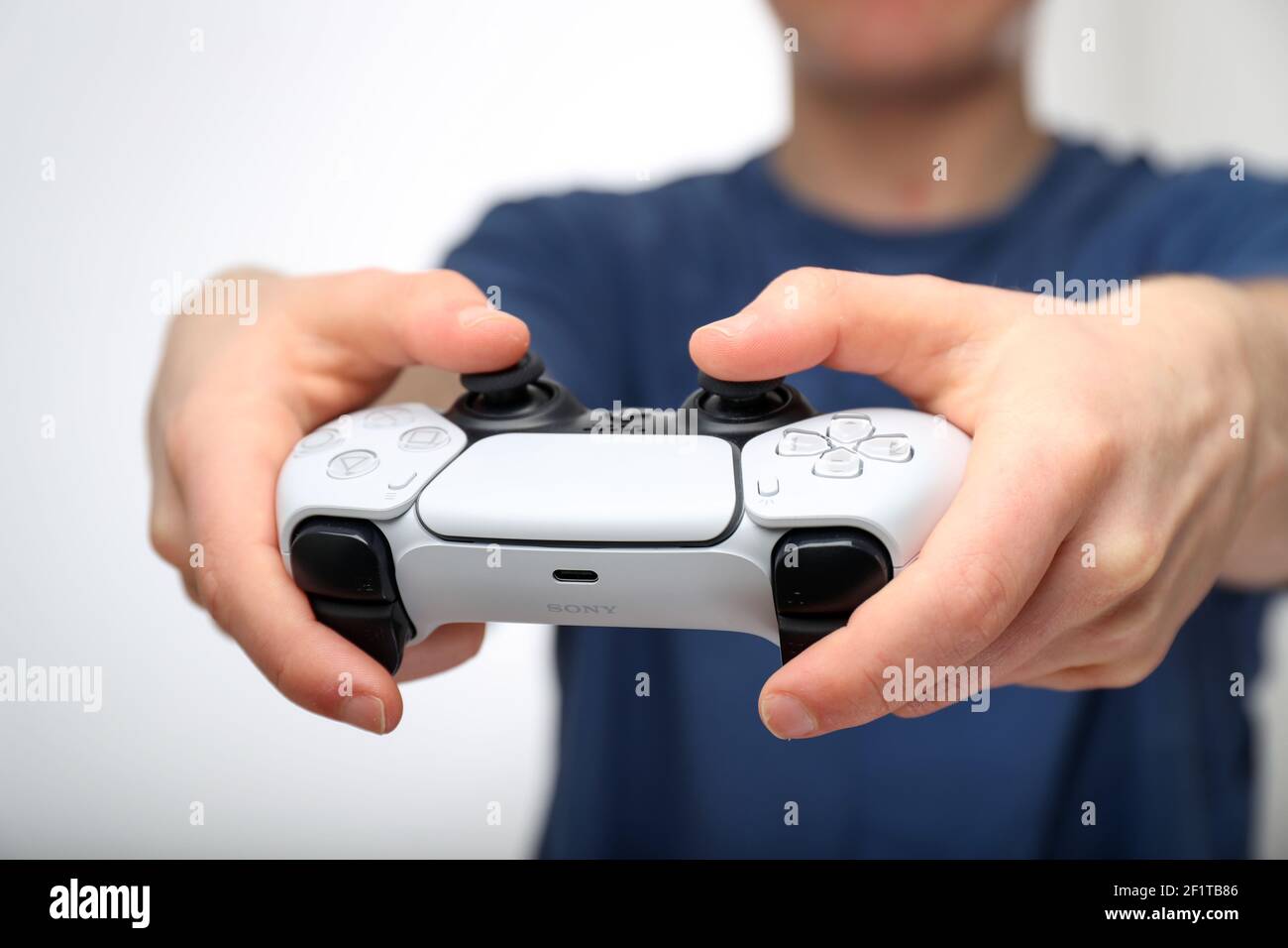 Adolescente jugando en una PlayStation 5 o PS5 Foto de stock