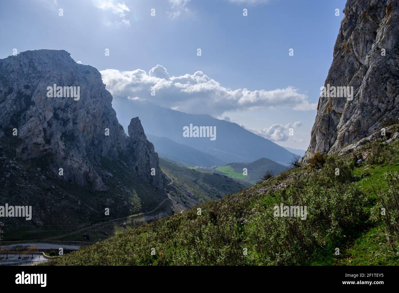 Senderismo en las montañas sobre el paso de Zafarraya, Andalucía, España, Europa Foto de stock