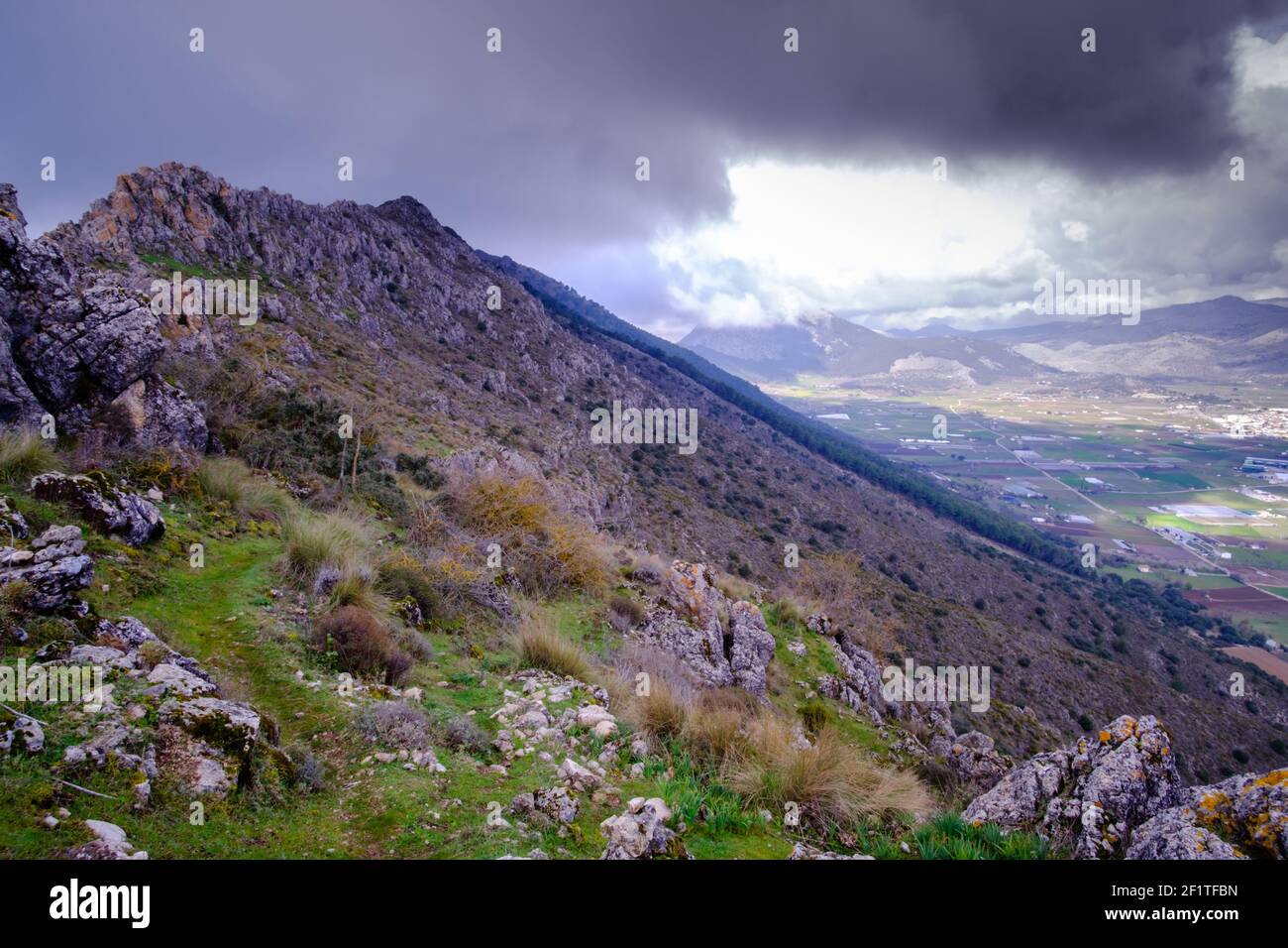 Senderismo en las montañas sobre el paso de Zafarraya, Andalucía, España, Europa Foto de stock