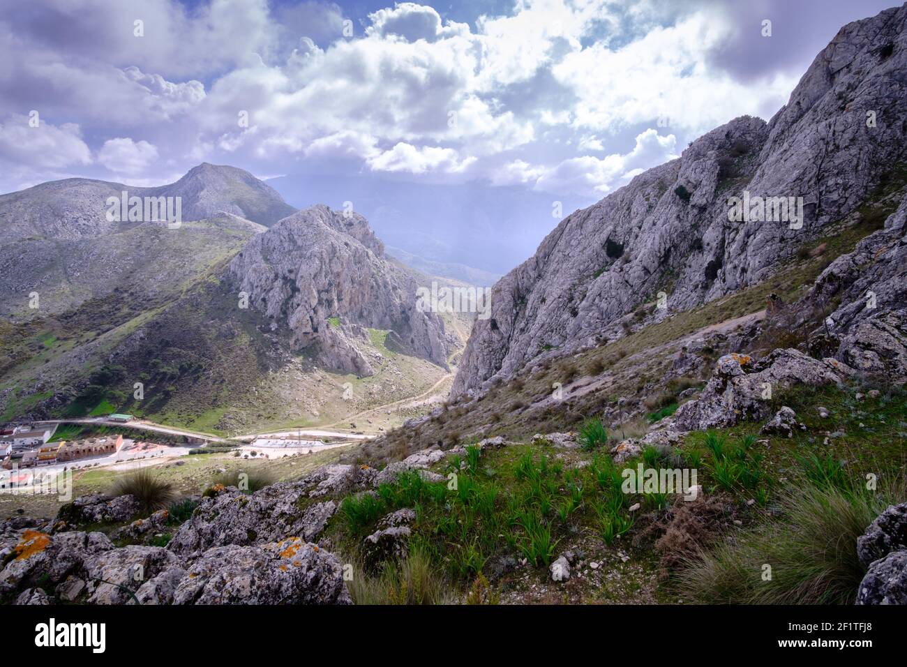 Senderismo en las montañas sobre el paso de Zafarraya, Andalucía, España, Europa Foto de stock