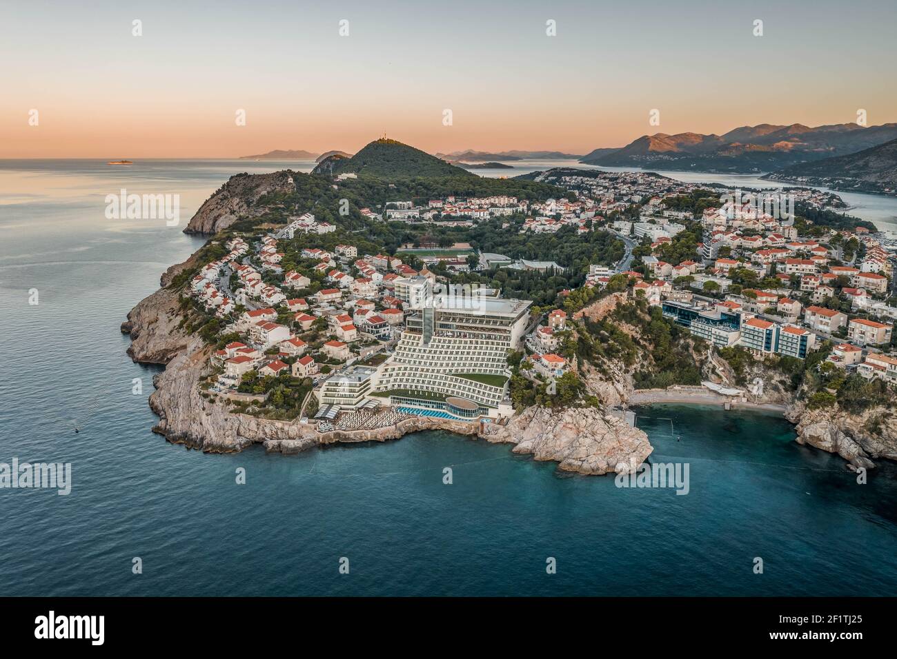 Avión de drones de Dubrovnik Lapad penisula zona del hotel antes amanecer en Croacia por la mañana Foto de stock