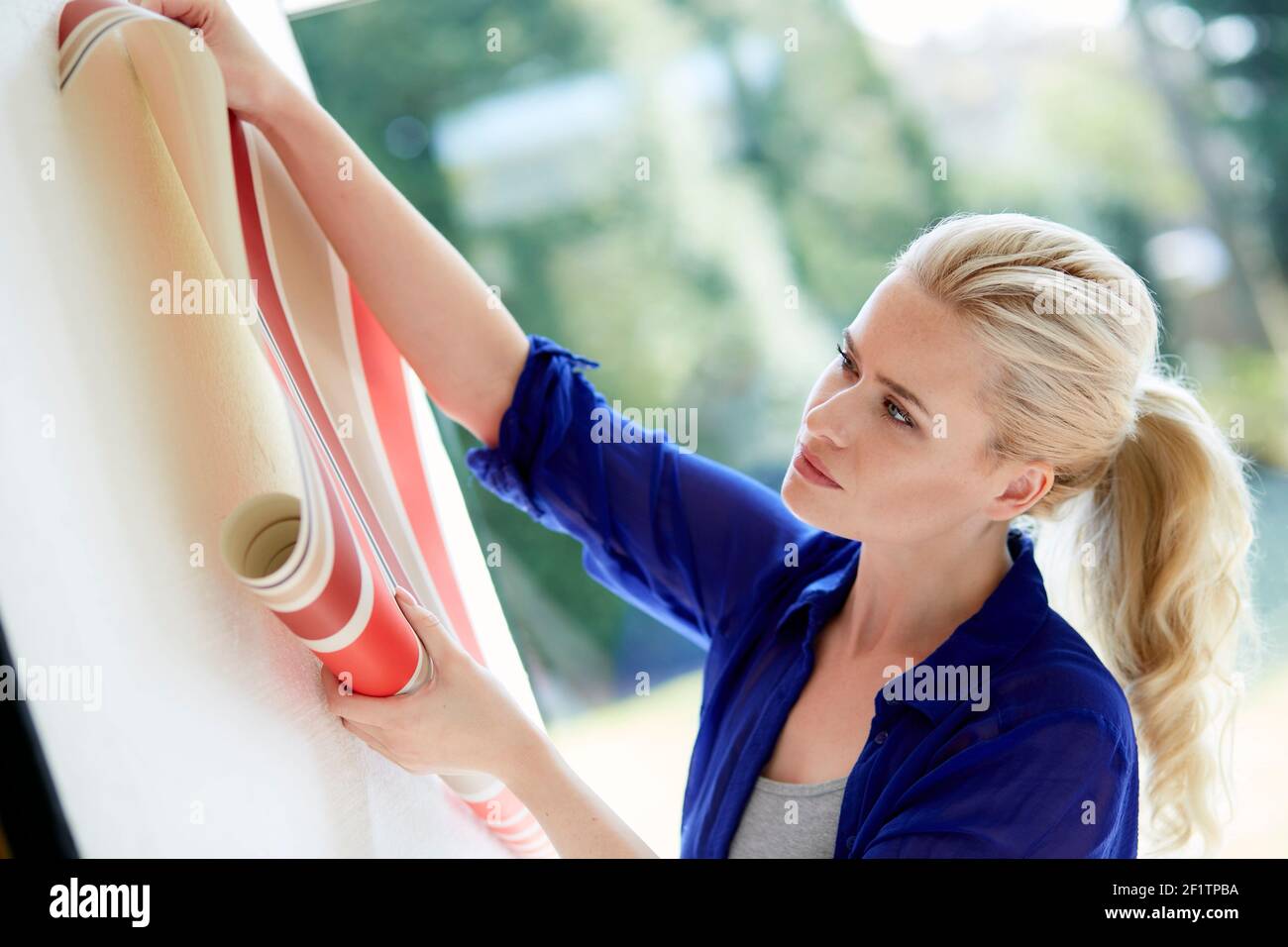 Mujer elegir papel tapiz Foto de stock